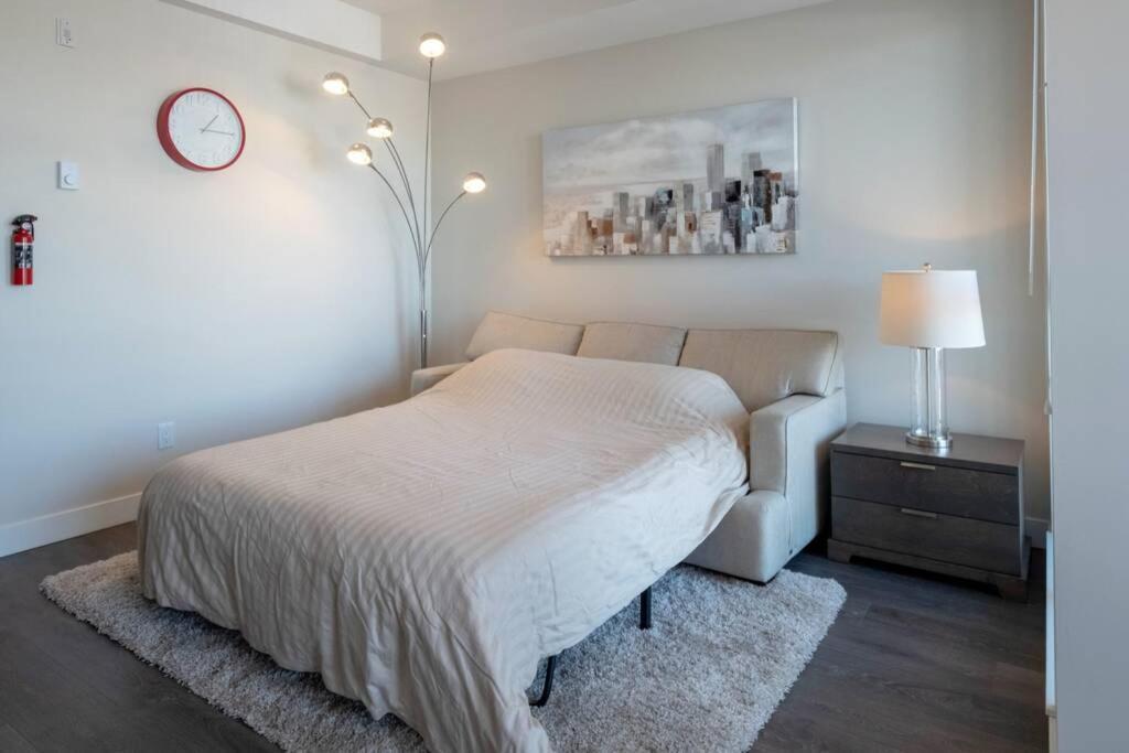 Clean 4Th Floor 1 Bedroom Apt In Old Town China Town Виктория Экстерьер фото