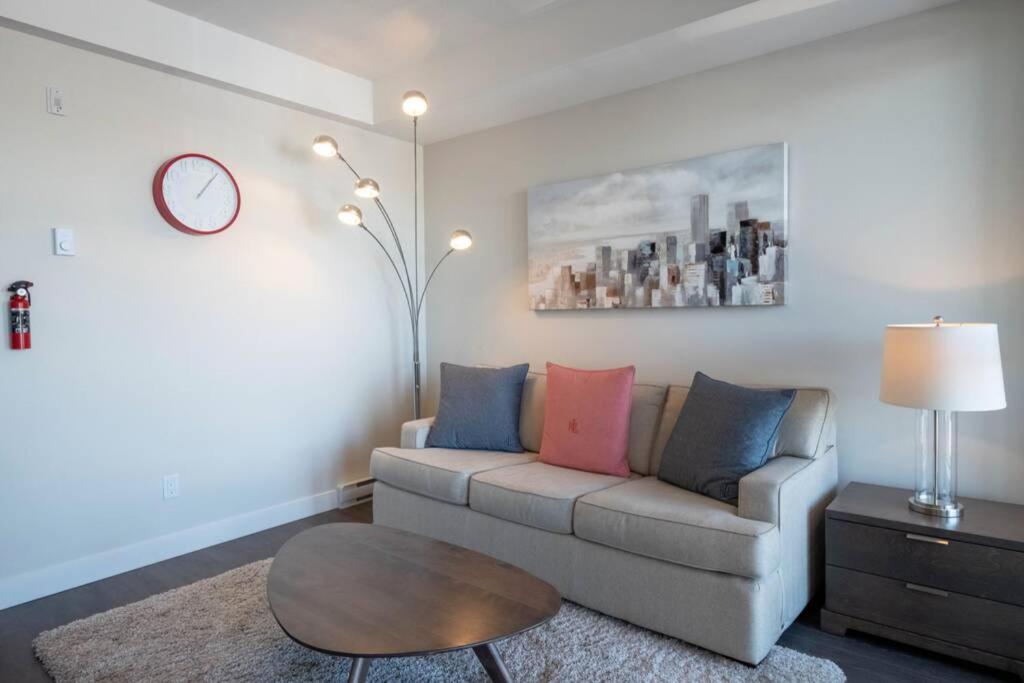 Clean 4Th Floor 1 Bedroom Apt In Old Town China Town Виктория Экстерьер фото