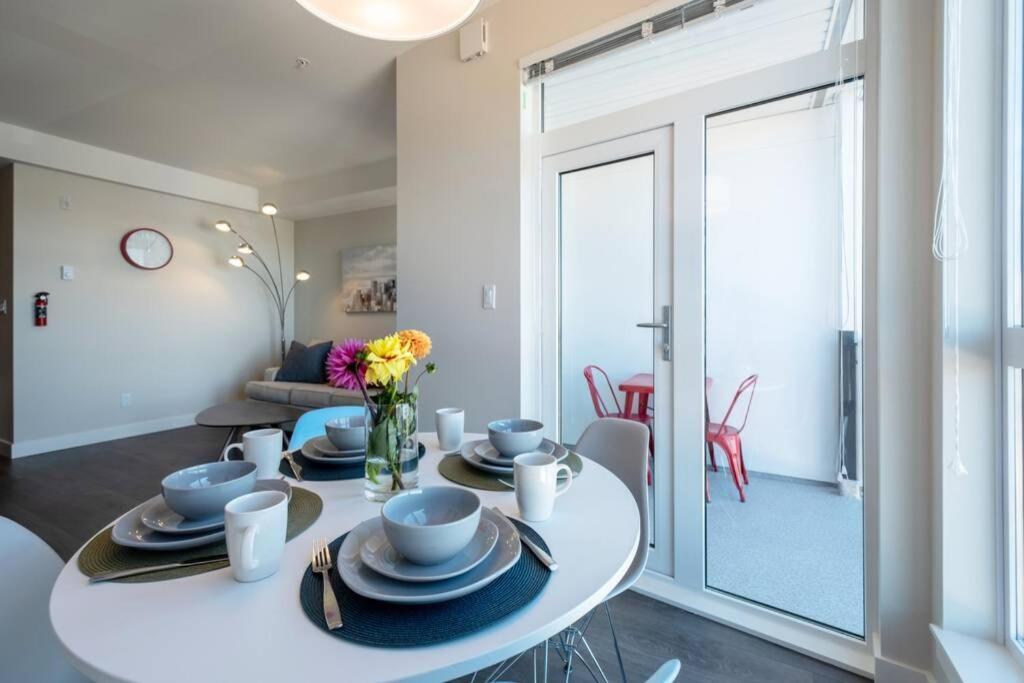 Clean 4Th Floor 1 Bedroom Apt In Old Town China Town Виктория Экстерьер фото