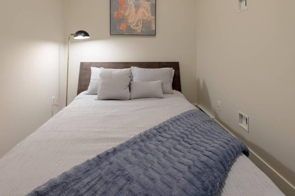 Clean 4Th Floor 1 Bedroom Apt In Old Town China Town Виктория Экстерьер фото