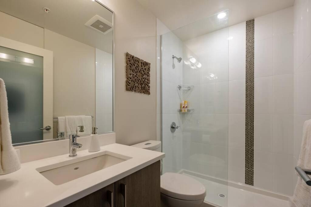 Clean 4Th Floor 1 Bedroom Apt In Old Town China Town Виктория Экстерьер фото